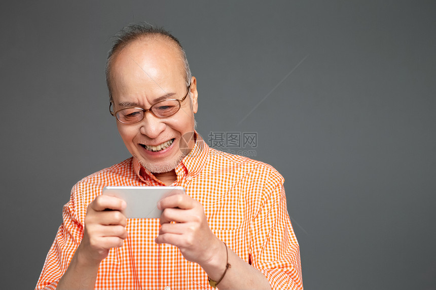 老年人开心的玩手机图片