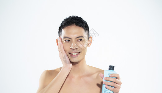 涂保湿水的男性图片