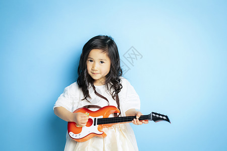弹电子吉他的小女孩图片