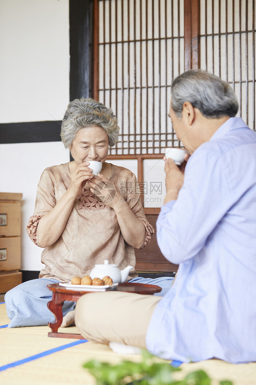 老年夫妇聊天喝茶图片