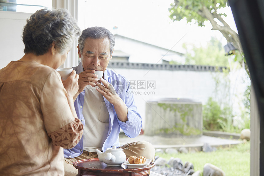 老年夫妇聊天喝茶图片