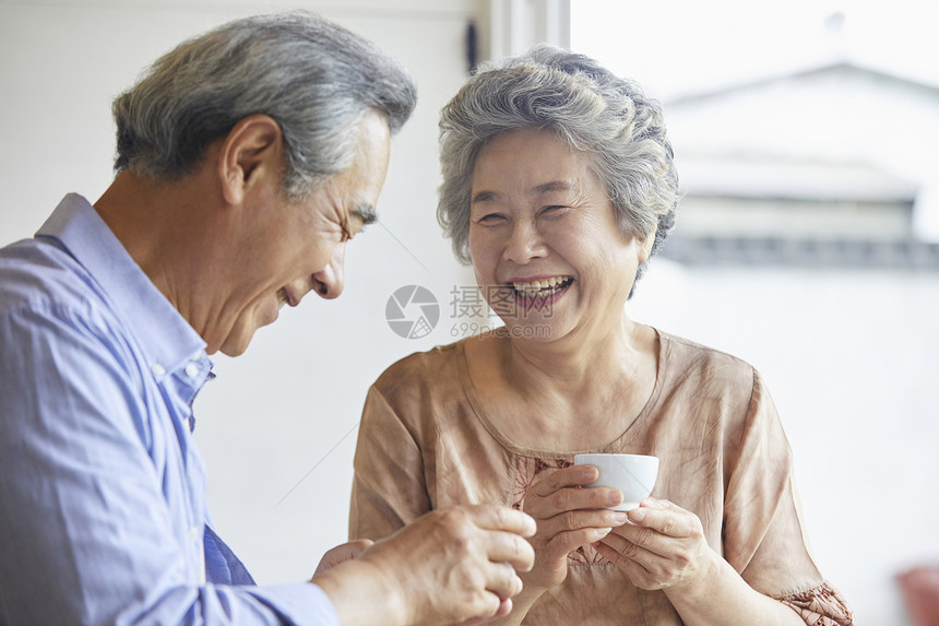 老年夫妇聊天喝茶图片