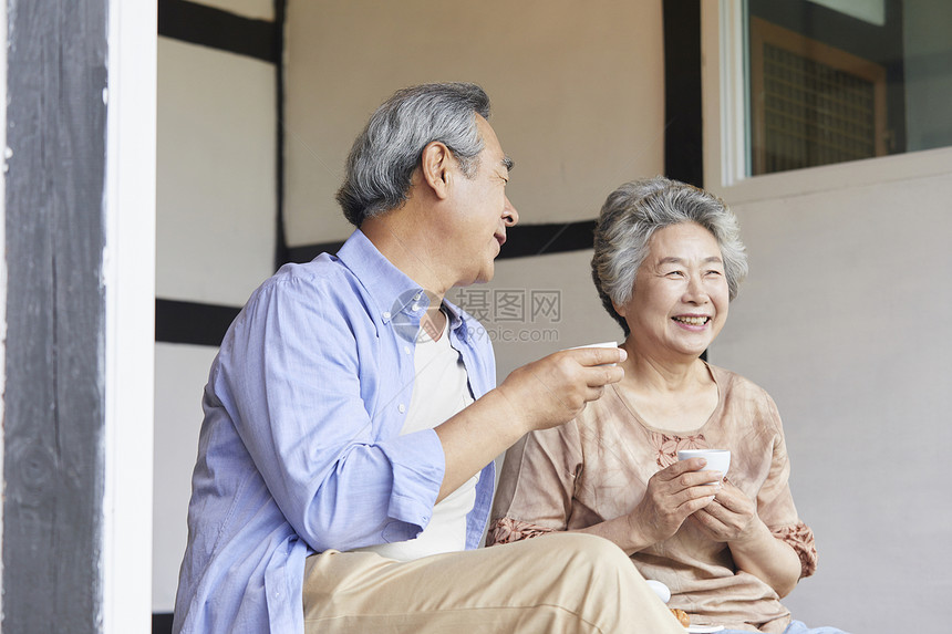 老年夫妇聊天喝茶图片
