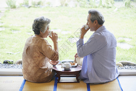 老年夫妇聊天喝茶背景图片
