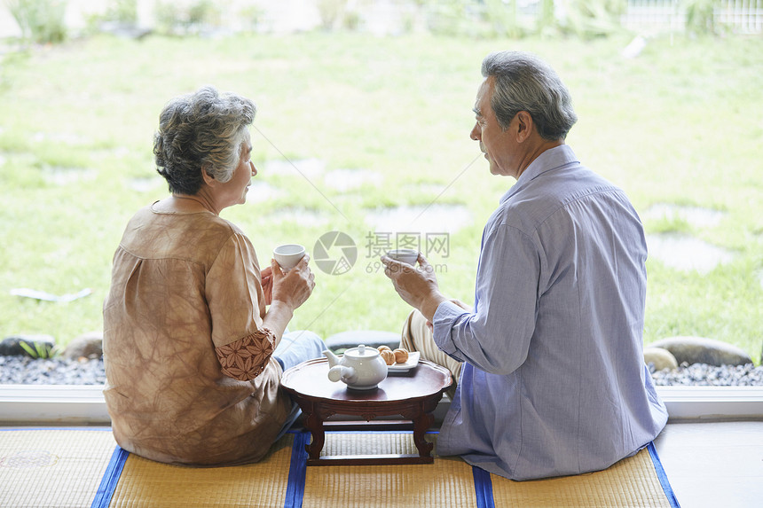 退休后休闲的老年夫妇图片