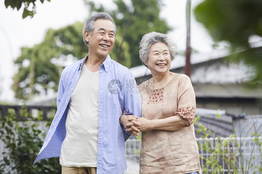 老年夫妇庭院里散步聊天图片