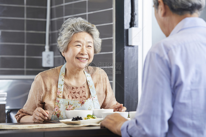 老年夫妇居家吃饭图片