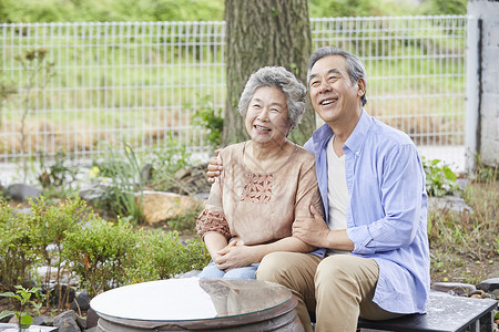 瓮老年夫妇庭院里休息聊天背景