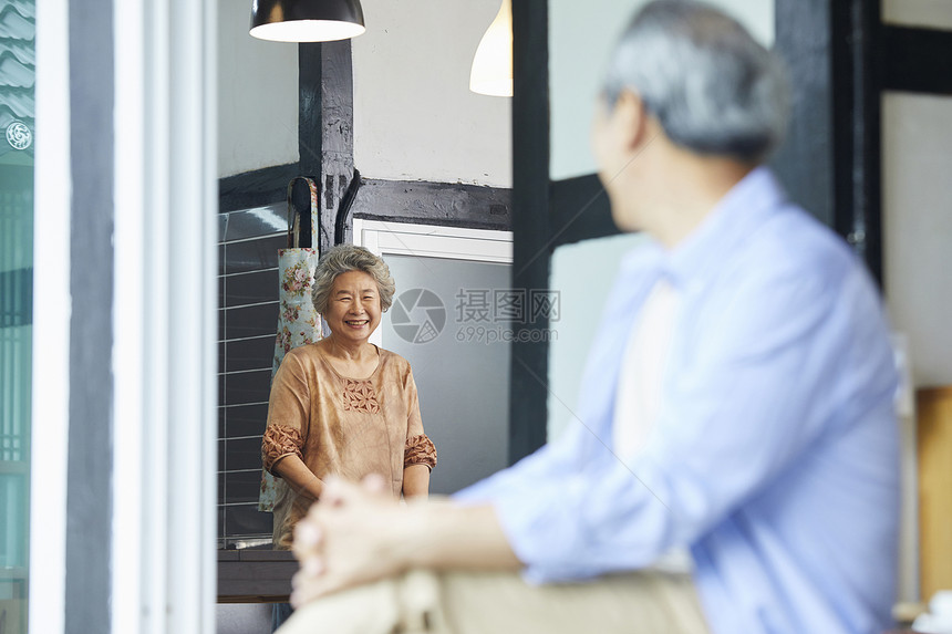 退休后休闲的老年夫妇图片