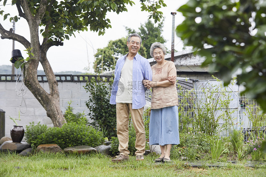 老年夫妇庭院散步图片