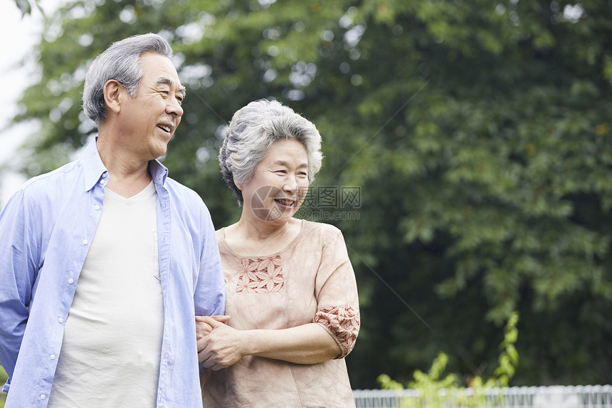 老年夫妇庭院散步图片