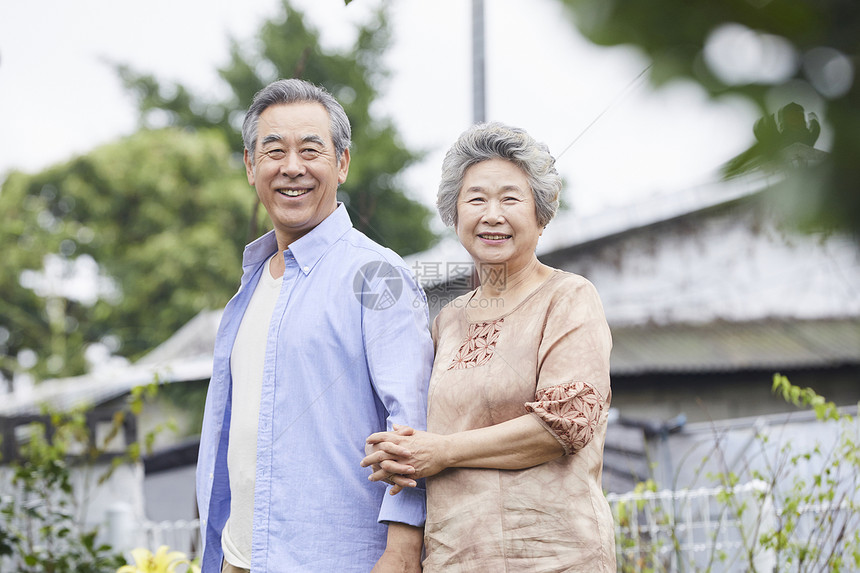 老年夫妇庭院散步图片