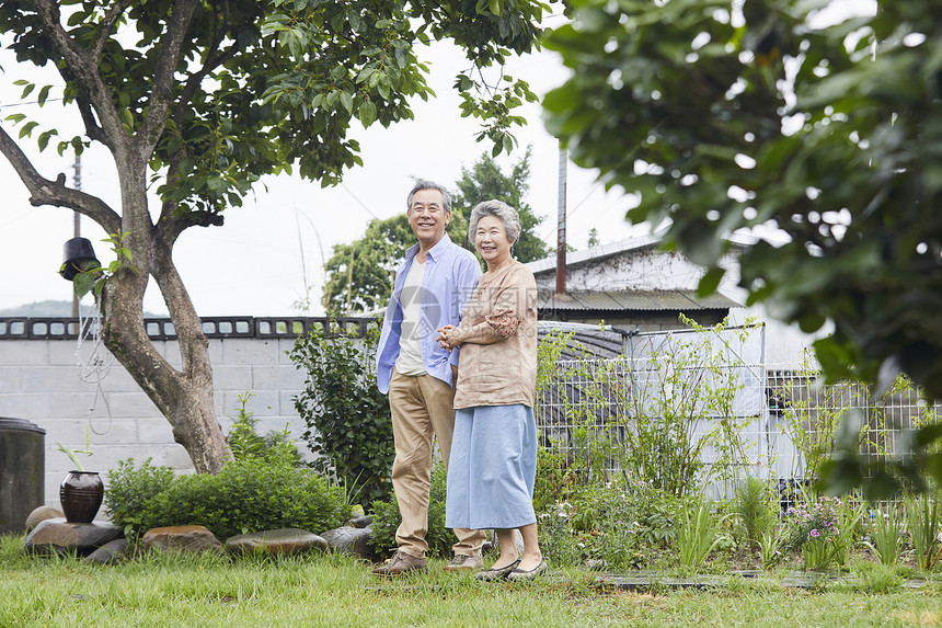 老年夫妇庭院散步图片