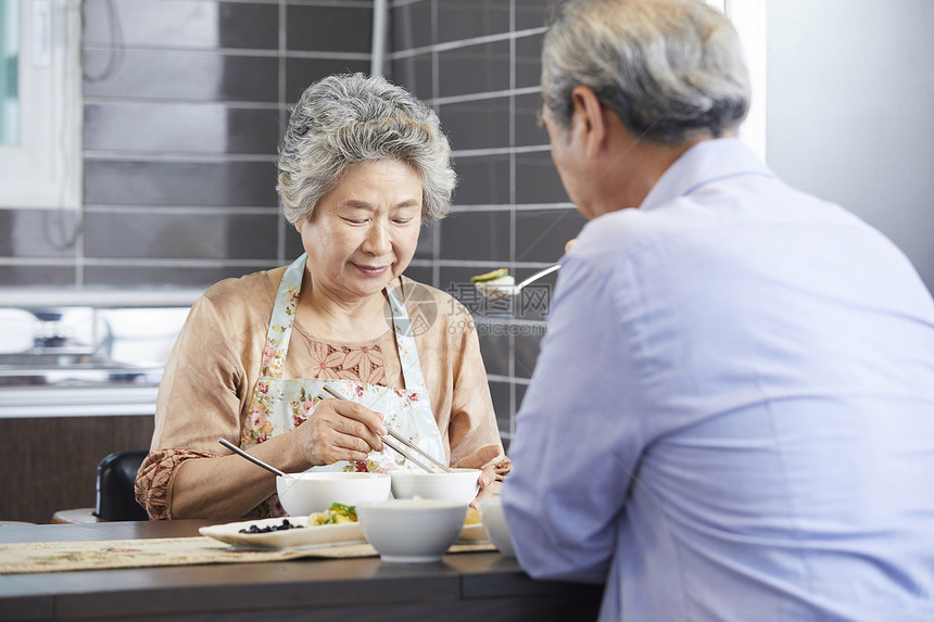 老年夫妇居家吃饭图片