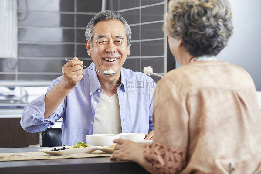 老年夫妇居家吃饭图片