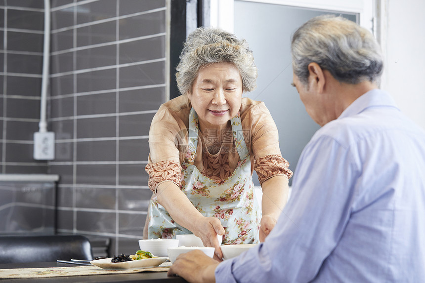 老年夫妇居家吃饭图片