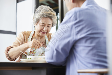 老年夫妇居家吃饭图片