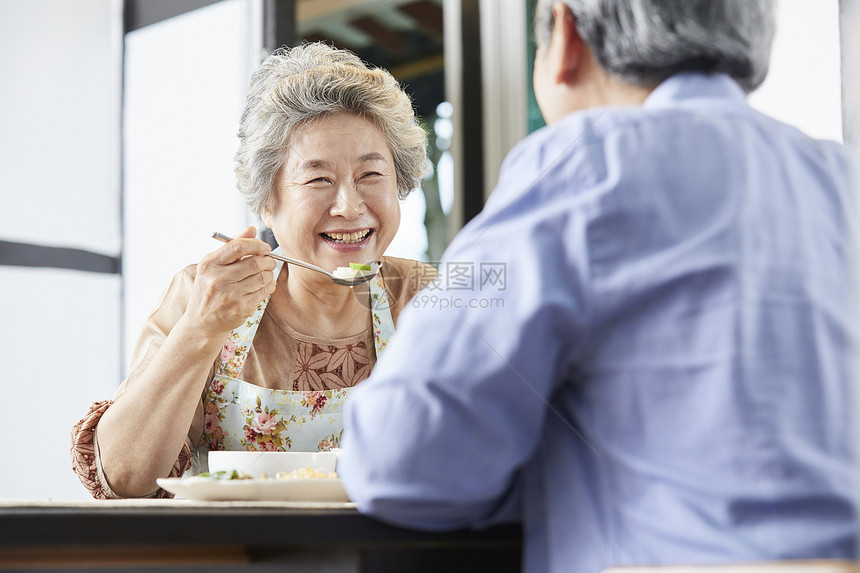 老年夫妇居家吃饭图片