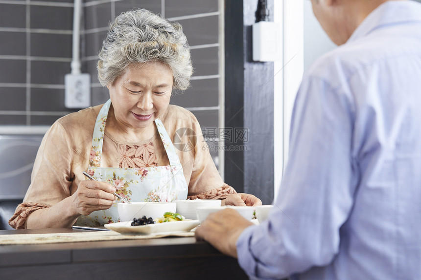 老年夫妇居家吃饭图片