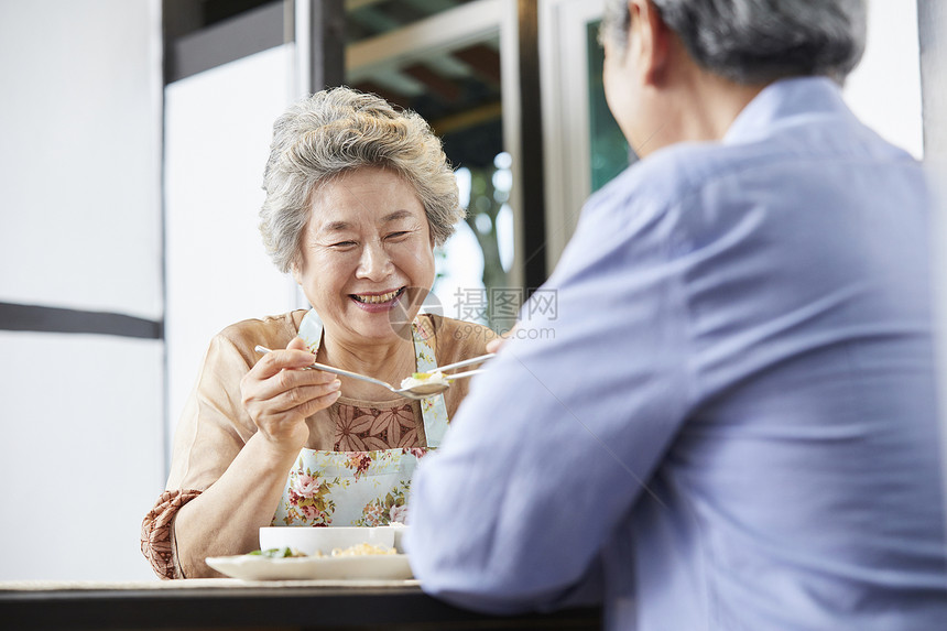 老年夫妇居家吃饭图片