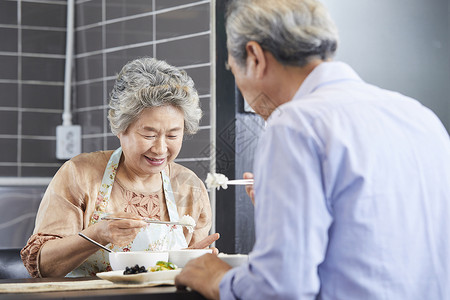 老年夫妇居家吃饭图片