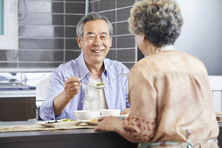 老年夫妇居家吃饭图片