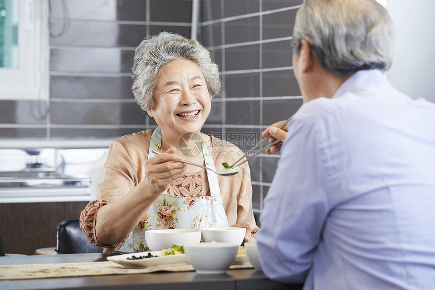 老年夫妇居家吃饭图片