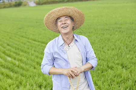 老人下农田干农活图片