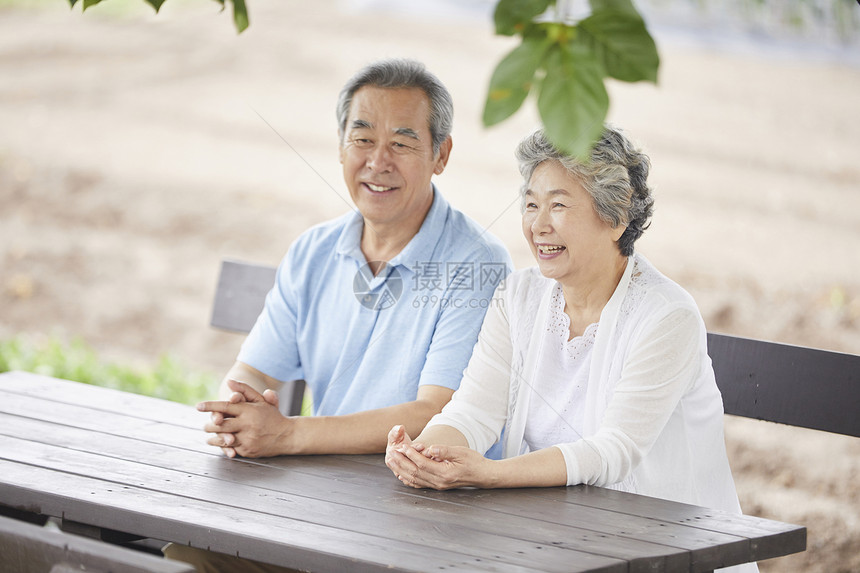 幸福的老年夫妇形象图片