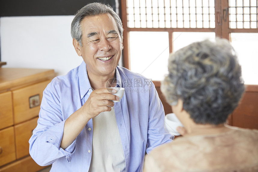 老年夫妇居家喝茶聊天图片