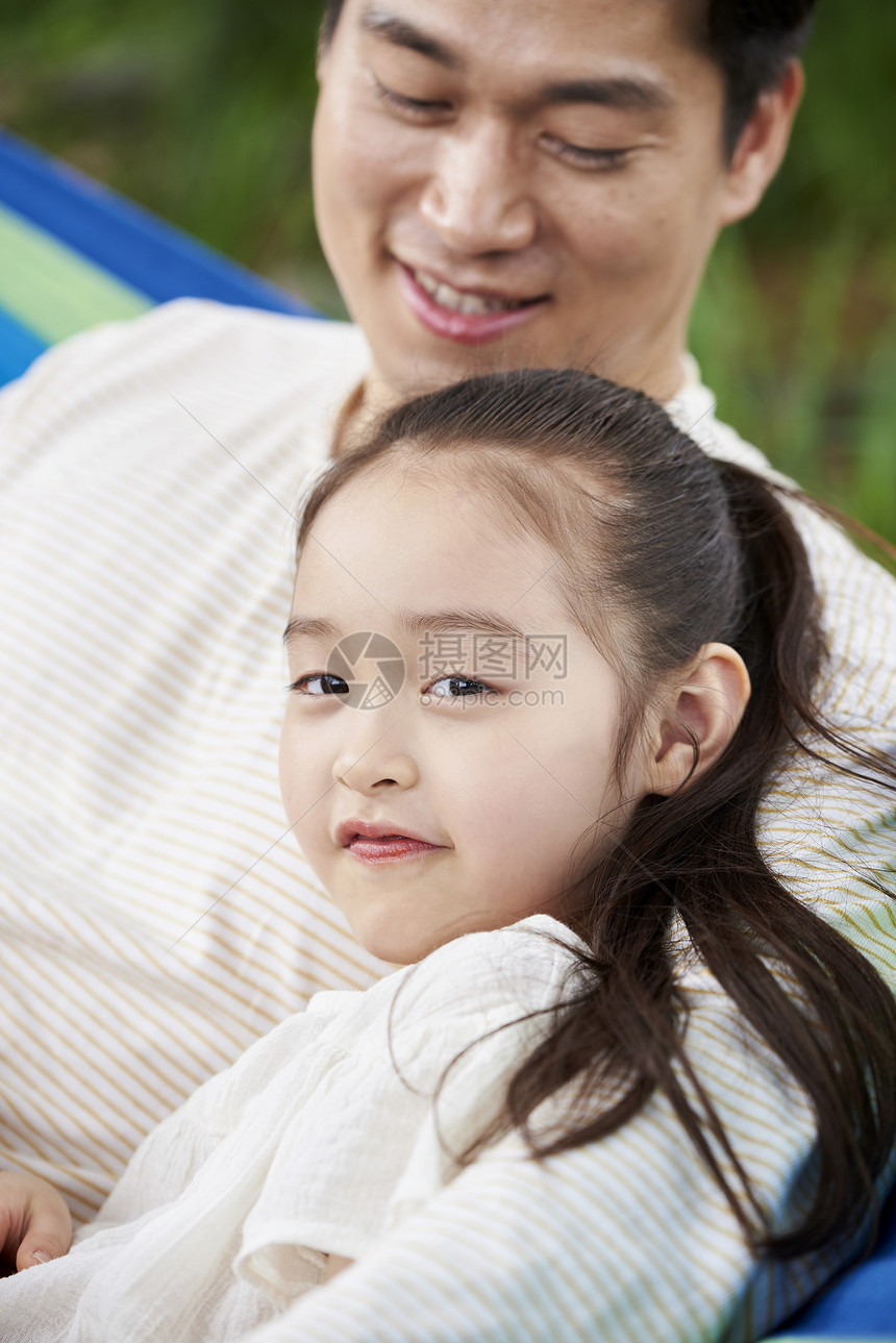 父女两人在吊床上休息图片