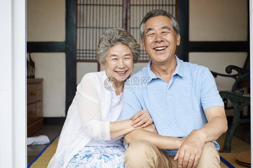 退休的老年夫妇图片