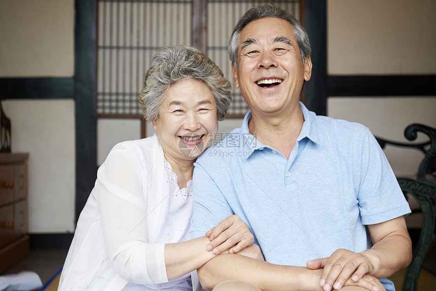 开心的家庭老夫妇图片