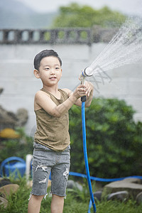 在庭院生活玩耍的小孩图片