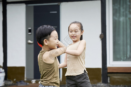 在庭院生活玩耍的小孩背景图片