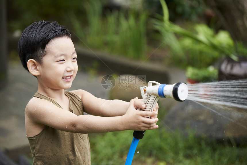 在庭院生活玩耍的小孩图片