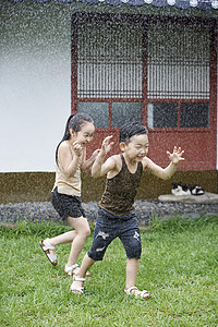 在庭院生活玩耍的小孩图片