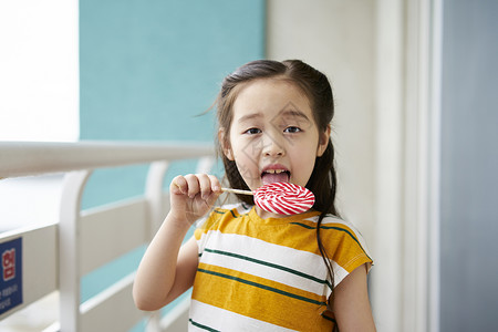 小孩子吃棒棒糖图片