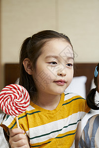小孩子吃棒棒糖背景图片