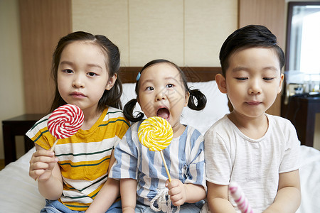 小孩子吃棒棒糖图片