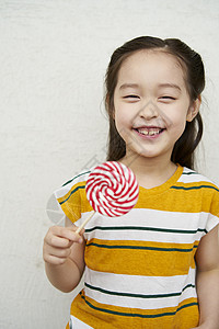 小孩子吃棒棒糖背景图片