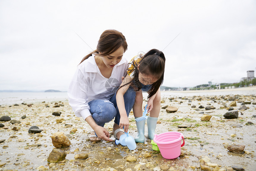 妈妈带着女儿户外玩耍图片