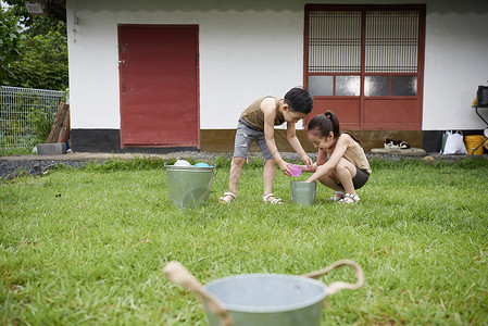 在庭院生活玩耍的小孩图片