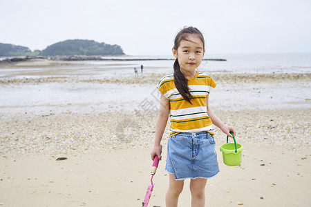  在海边捡蛤的小孩图片