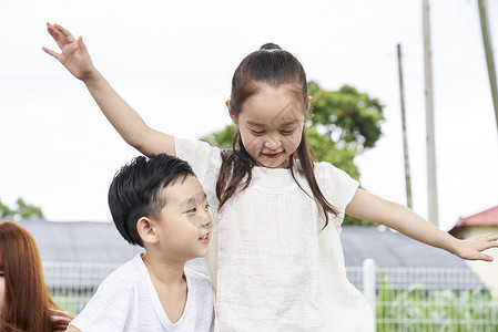 户外吊床上休息的小孩图片