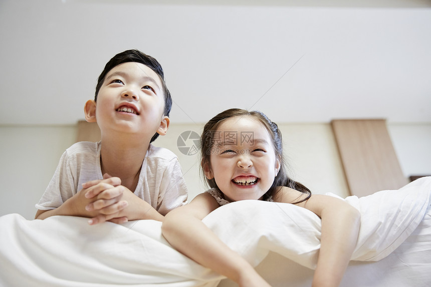 成年女子低角度伙伴生活房子孩子韩语图片