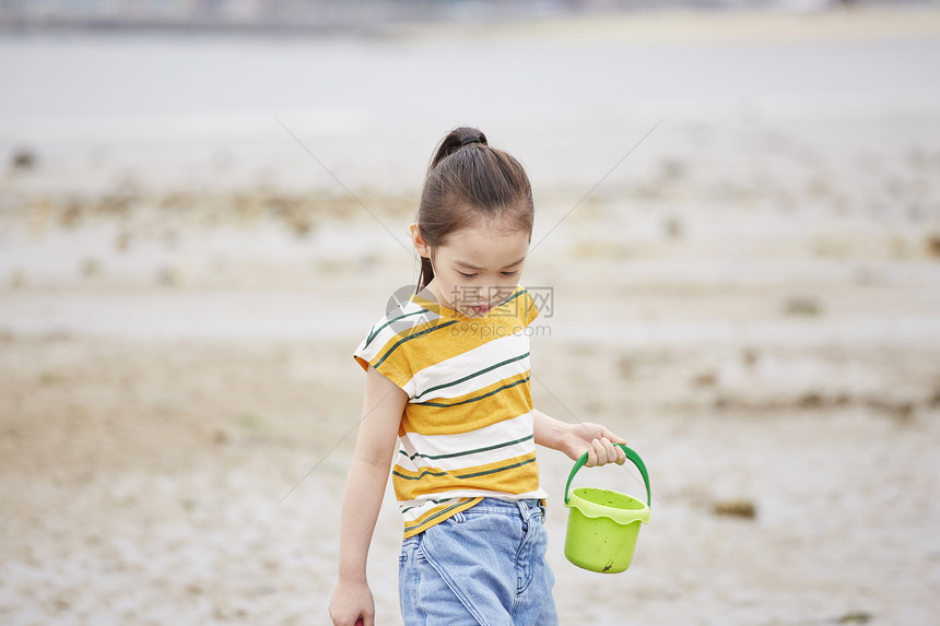 在沙滩边玩耍的儿童图片