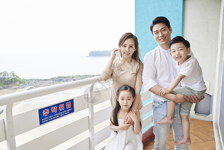 成人拥抱判断海洋旅游家庭韩语图片