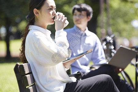 两个人女喝酒公园平板电脑的女图片