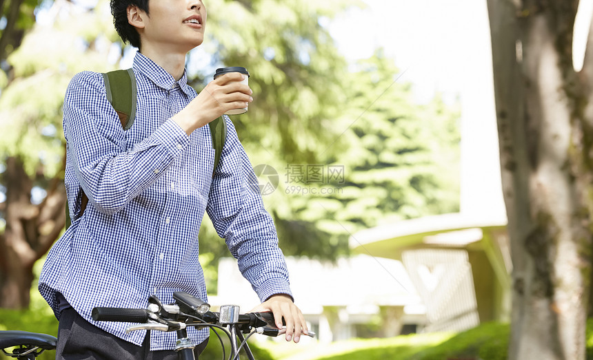 肖像自然采光人物公园男自行车茶时间图片